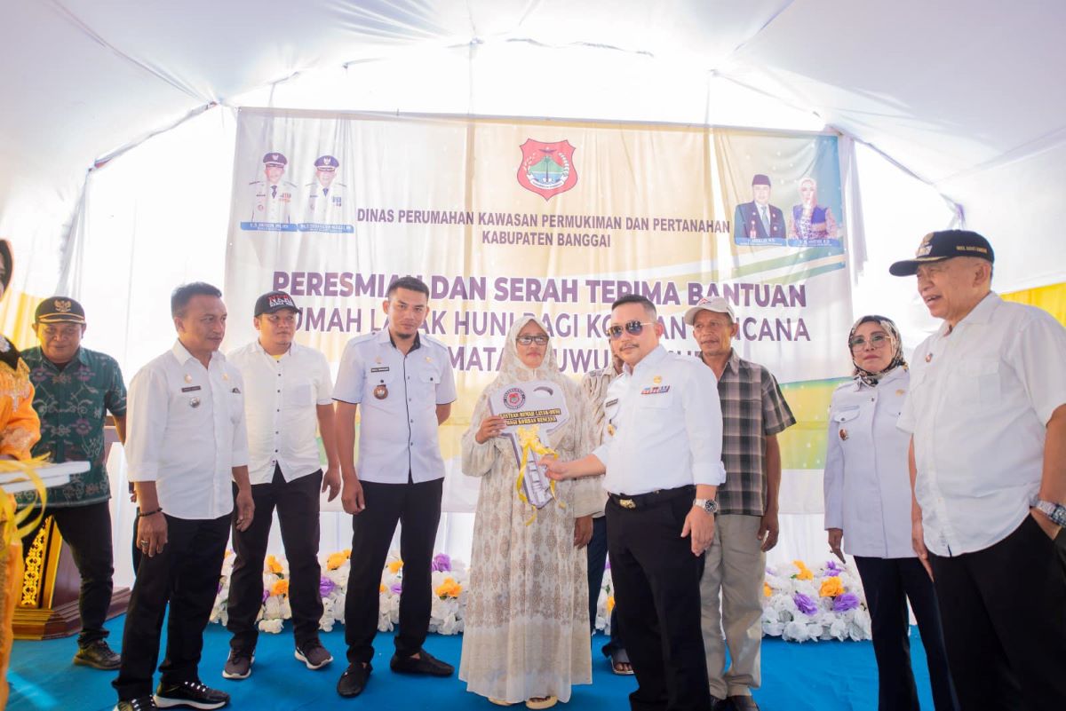 Bupati Banggai Serahkan 33 unit Rumah Layak Huni ke Korban Banjir