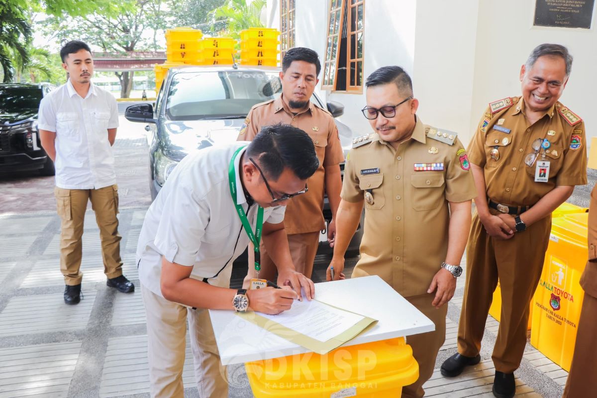 Pemda Banggai dapat CSR 50 Unit Tempat Sampah dari Kalla Toyota