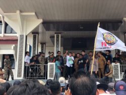 Ratusan Supir Dump Truck Gelar Unjuk Rasa di Depan Kantor Wali Kota Palu