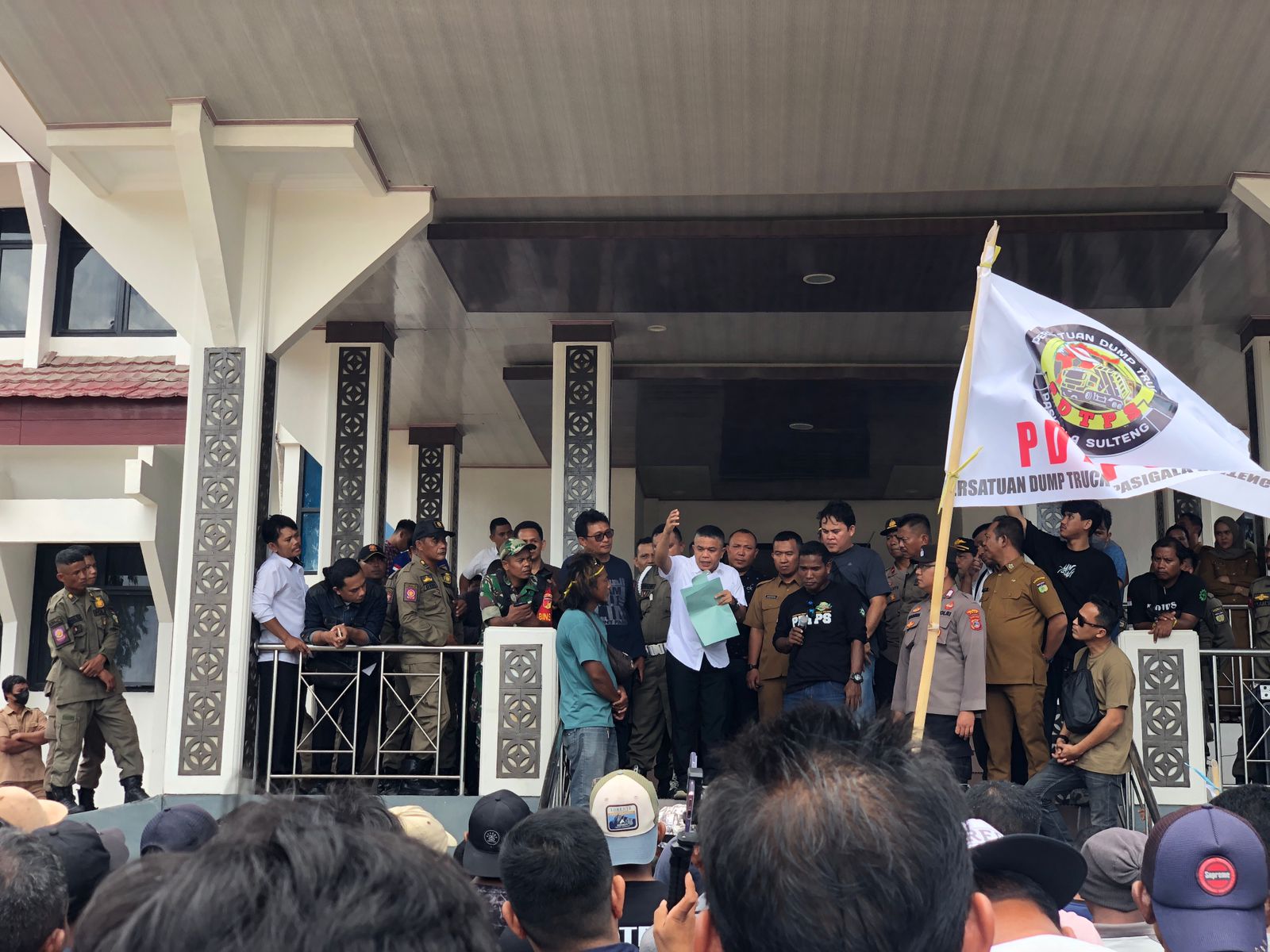 Ratusan Supir Dump Truck Gelar Unjuk Rasa di Depan Kantor Wali Kota Palu