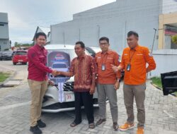 BRI Parigi Serahkan Grand Prize Mobil ke Pemenang Undian Panen Hadiah Simpedes