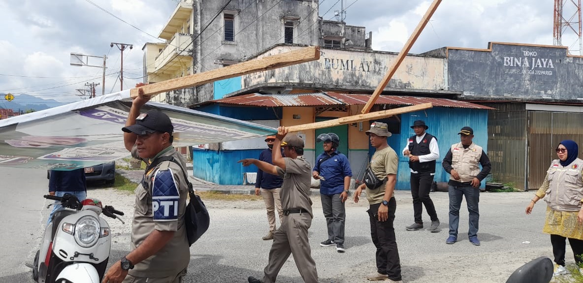 Satpol PP Parimo Tertibkan APK yang Langgar Aturan Saat Masa Kampanye