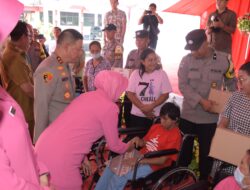 Kapolda Sulteng Bagikan Kursi Roda dan Bansos Anak Stunting di Morut