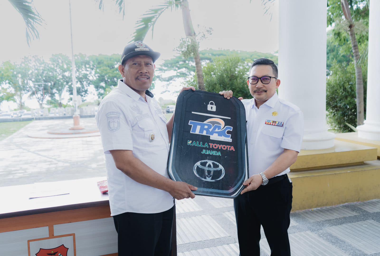 Bupati Banggai Serahkan 28 Randis Roda Empat dengan Sistem Kontrak