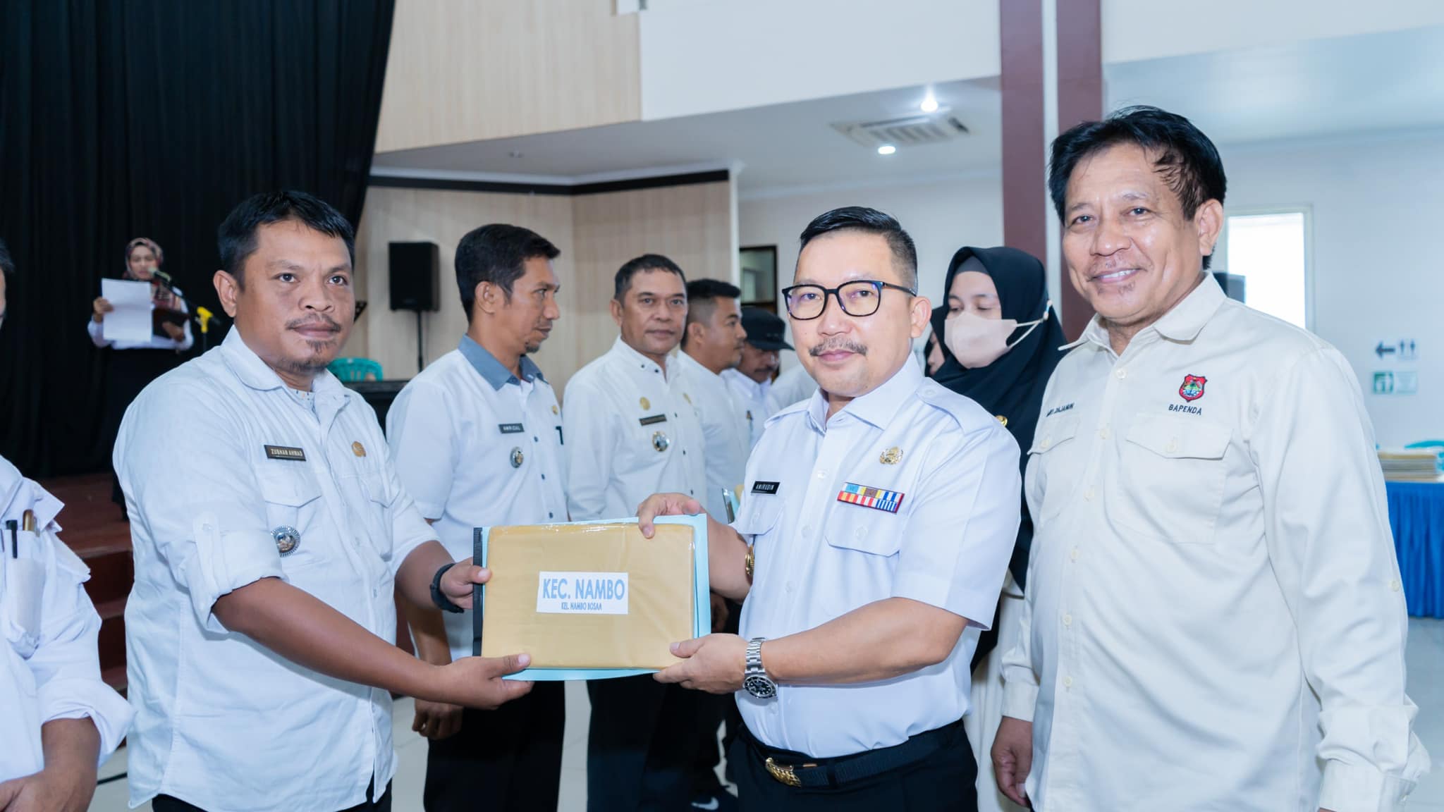 Bapenda Banggai Serahkan SPTT-DHKP PBB-P2 ke Lurah dan Kades