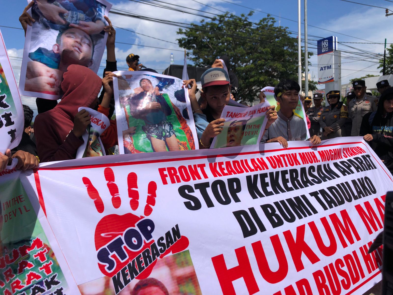 Remaja di Palu Tewas Usai Ditangkap Polisi, Puluhan Warga Gelar Aksi di Polda Sulteng Remaja di Palu Tewas Usai Ditangkap Polisi, Puluhan Warga Gelar Aksi di Polda Sulteng