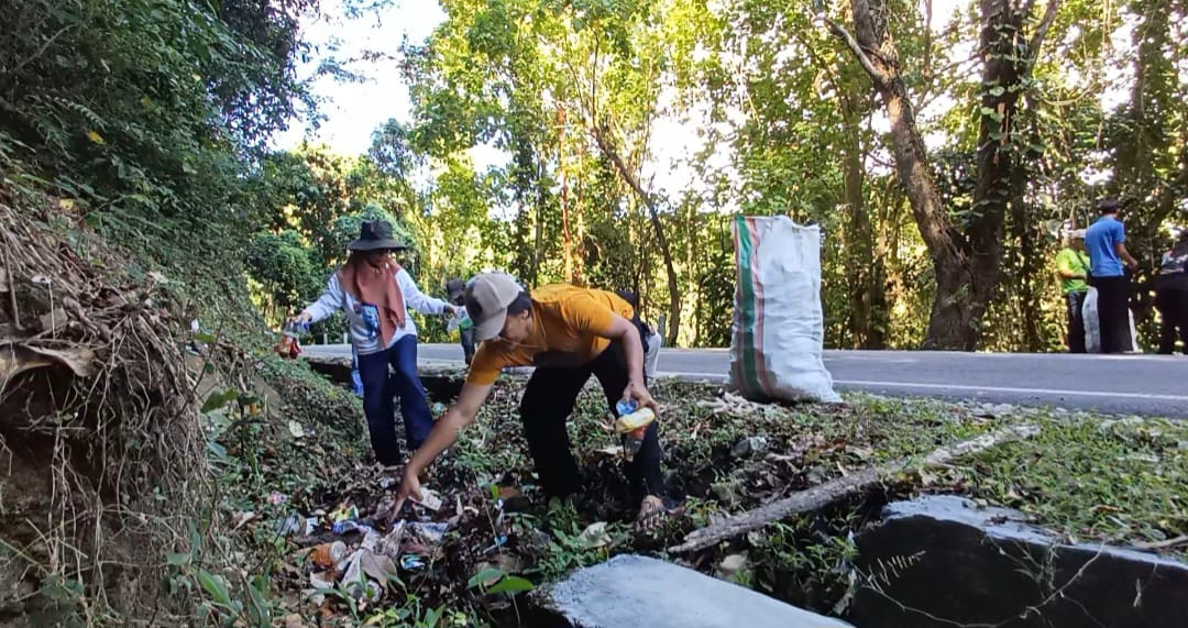 Sambut Penilaian Adipura, DLH Parimo Gelar Aksi Pungut Sampah