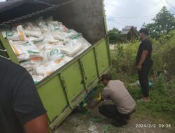 Truk Bermuatan 10 Ton Beras Bantuan Terperosok ke Selokan