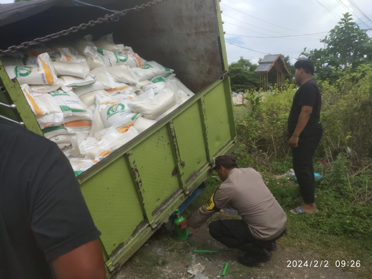 Truk Bermuatan 10 Ton Beras Bantuan Terperosok ke Selokan