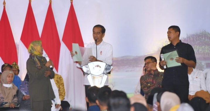 Presiden Jokowi Serahkan 3.000 Sertifikat Hak Atas Tanah di Bandung