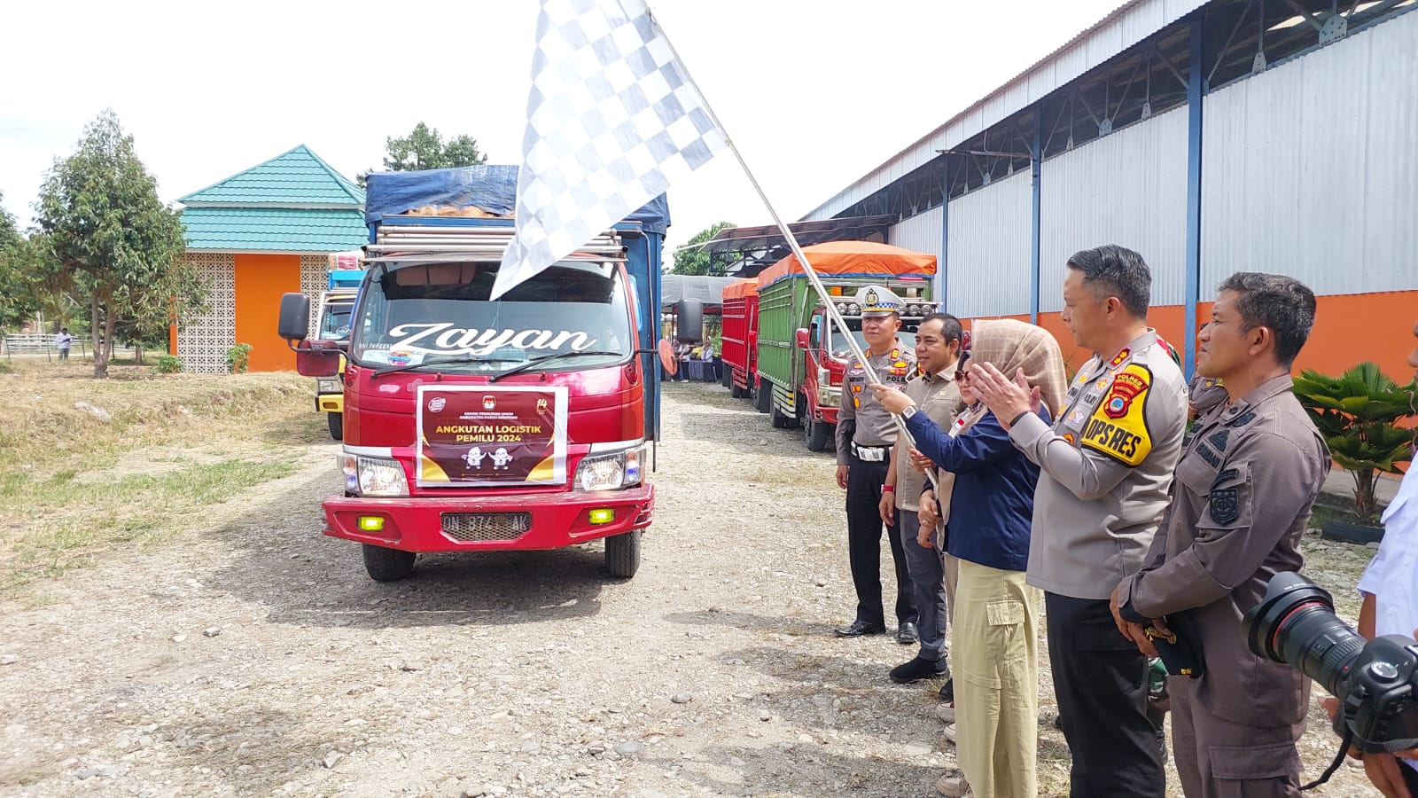 Lepas Distribusi Logistik, KPU Parimo Sasar Kecamatan Terjauh