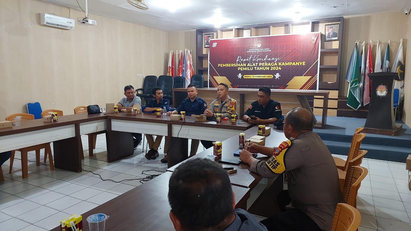 KPU Parimo Gelar Rakor Pembersihan Alat PeragaKampanye