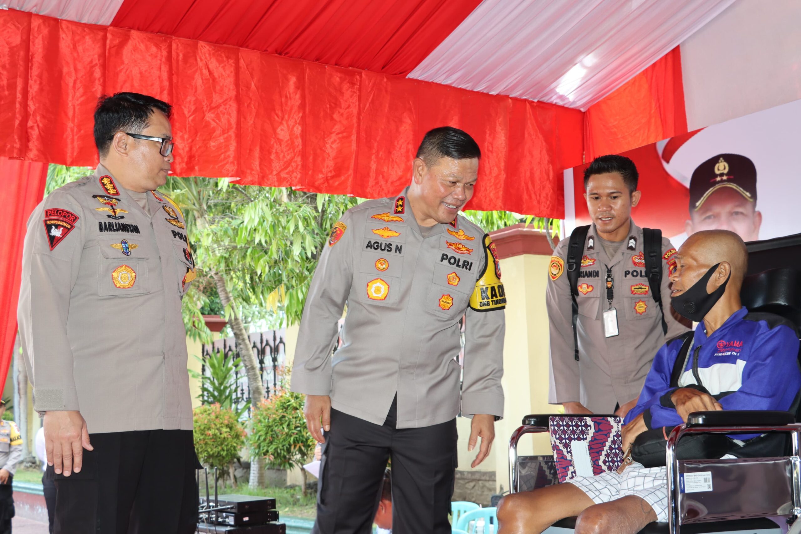 Kapolda Sulteng Bagikan Paket Sembako dan Kursi Roda ke Warga Palu