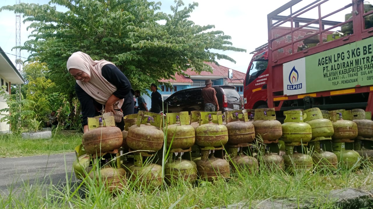 Pemda Parimo Tekan Harga Gas Subsidi Lewat Pasar Murah