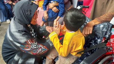Menteri Risma Ajak Anak Disabilitas Cerebral Palsy Terapi ke Solo Menteri Risma Ajak Anak Disabilitas Cerebral Palsy Terapi ke Solo