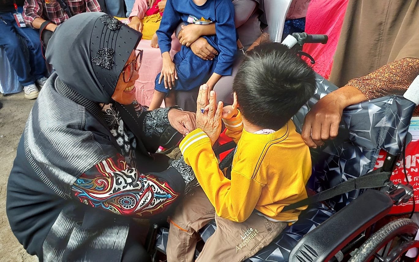Menteri Risma Ajak Anak Disabilitas Cerebral Palsy Terapi ke Solo