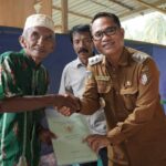 Wabup Samuel Serahan Sertifikat Tanah ke Warga Penerima Huntap