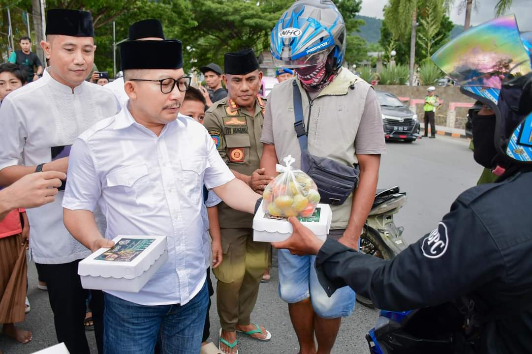 Bupati Amirudin Bagikan Takjil Bersama PB Kings dan Kings Runner