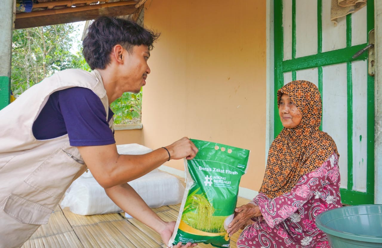 BAZNAS Distribusikan 137 Ribu Paket Beras Zakat Fitrah hingga Pelosok Indonesia