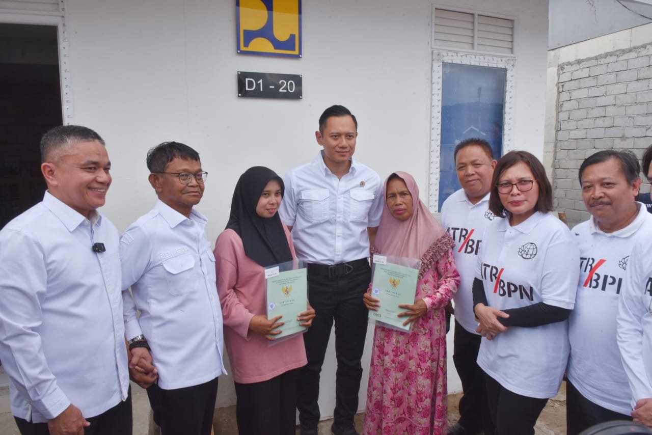 Kunker di Palu, Menteri AHY Serahkan Sertifikat Tanah ke Korban Bencana