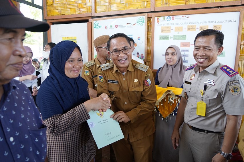 Wabup Samuel Serahkan Sertifikat Tahan Huntap ke 238 KK di Sigi