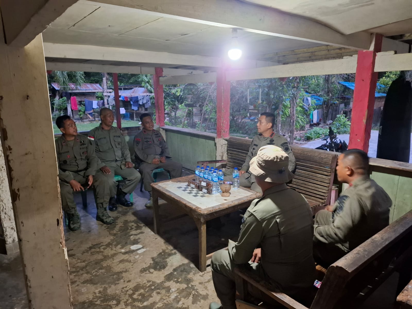 Dansat Brimob Polda Sulteng Kunjungi Pos Kamtibmas di Sausu