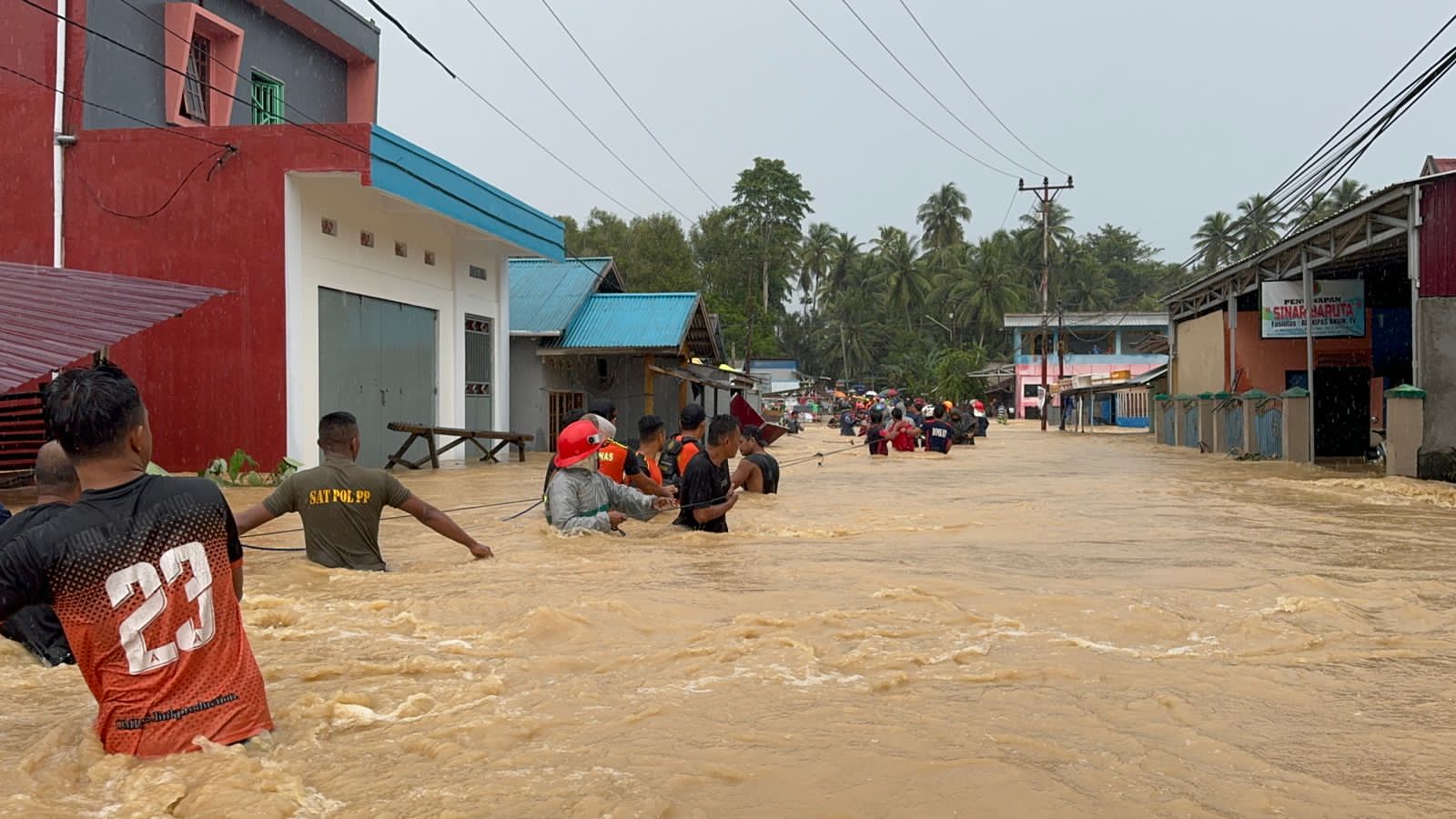Tim SAR Evakuasi 15 Warga yang Terjebak Banjir di Lampa Balut
