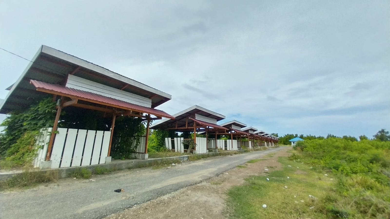 10 Petak Warung Kuliner di Pantai Lolaro Parimo Dinilai Mubazir