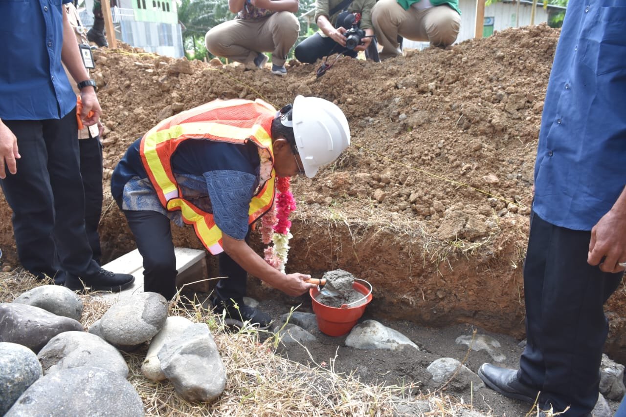 Gubernur Sulteng Letakan Batu Pertama Pembangunan RKB SMA Mamba'UL Hisan