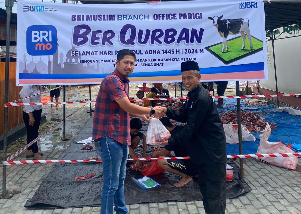 BRI Parigi Berkurban 13 Ekor Sapi untuk Warga Kabupaten Parimo