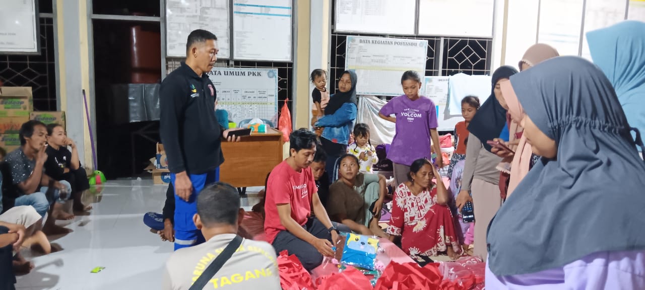 Tagana Parimo Salurkan Bantuan Kemensos ke Korban Banjir Bandang