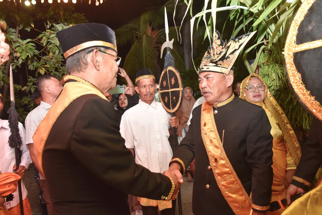 Gubernur Sulteng Dianugerahi Gelar Tau Doka dari Raja Buol