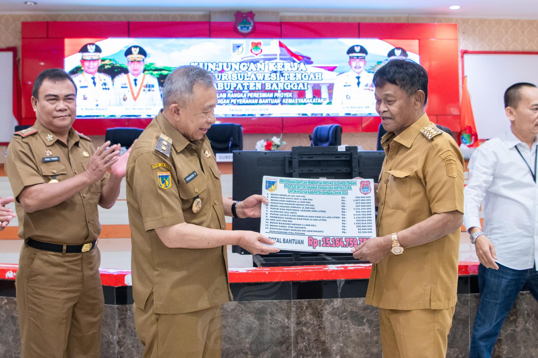 Gubernur Sulteng Serahkan Bantuan dan Resmikan Proyek Jalan di Banggai