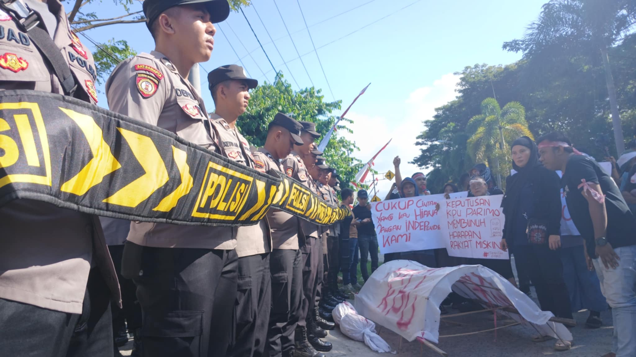 Pasca Dinyatakan TMS, Pendukung Isram-Nasar Datangi KPU dan Bawaslu