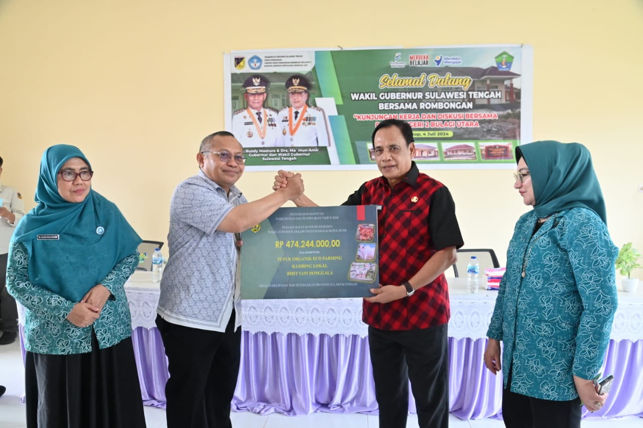 Kunker ke Bangkep, Wagub Sulteng Salurkan Bantuan Ratusan Juta