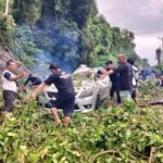 Dua Mobil Rusak Tertimpa dan Terseret Longsor di Palasa Parimo