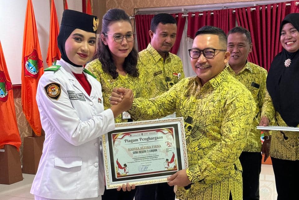 Bupati Banggai Serahkan Penghargaan ke Anggota Paskibraka