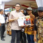Wali Kota Samarinda Serahkan Bansos Non Tunai ke 1.242 KPM