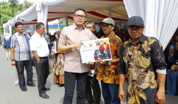 Wali Kota Samarinda Serahkan Bansos Non Tunai ke 1.242 KPM