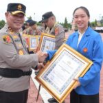 Personel dan Mahasiswa Berprestasi di Kapolri Cup 2024 Terima Penghargaan