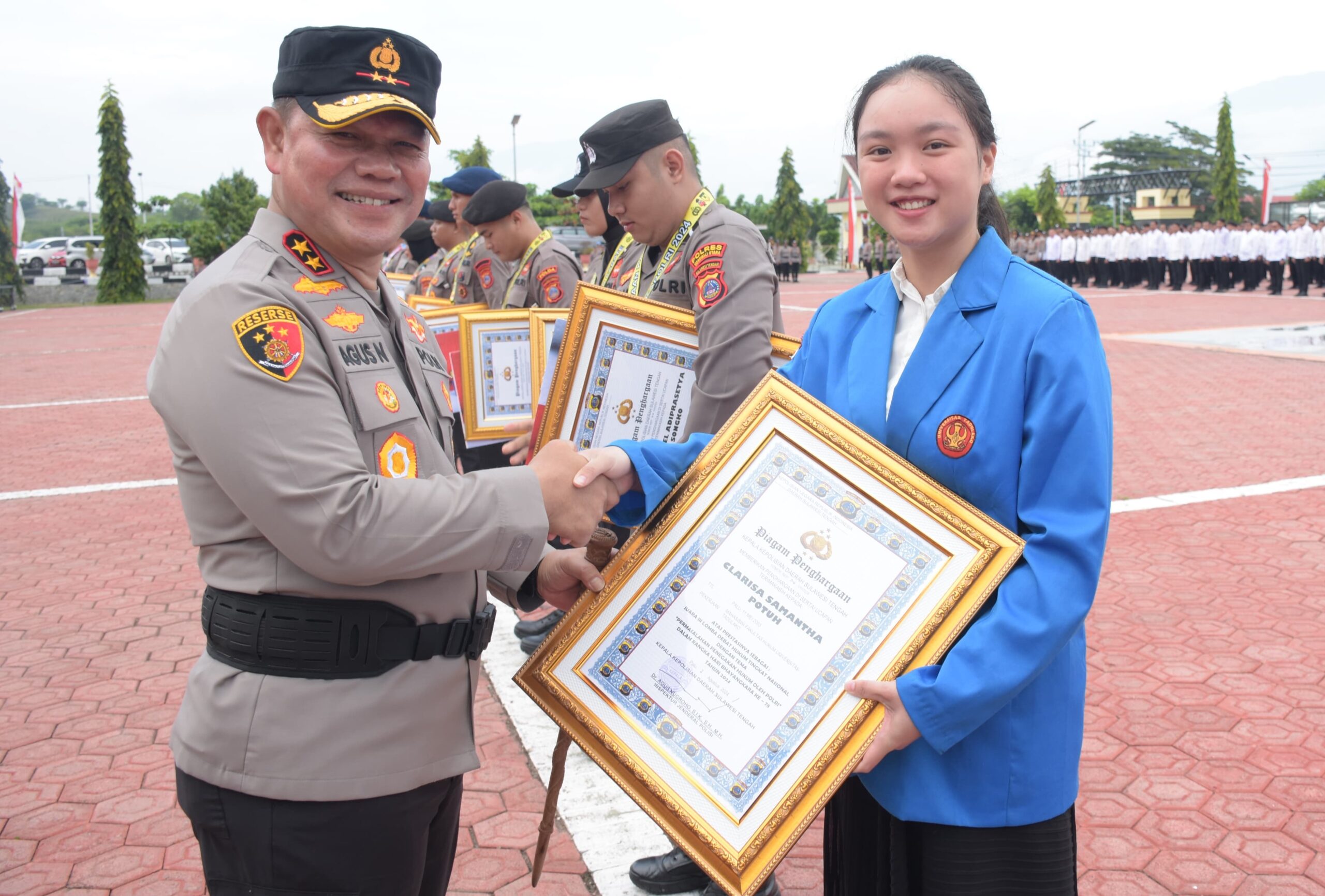 Personel dan Mahasiswa Berprestasi di Kapolri Cup 2024 Terima Penghargaan