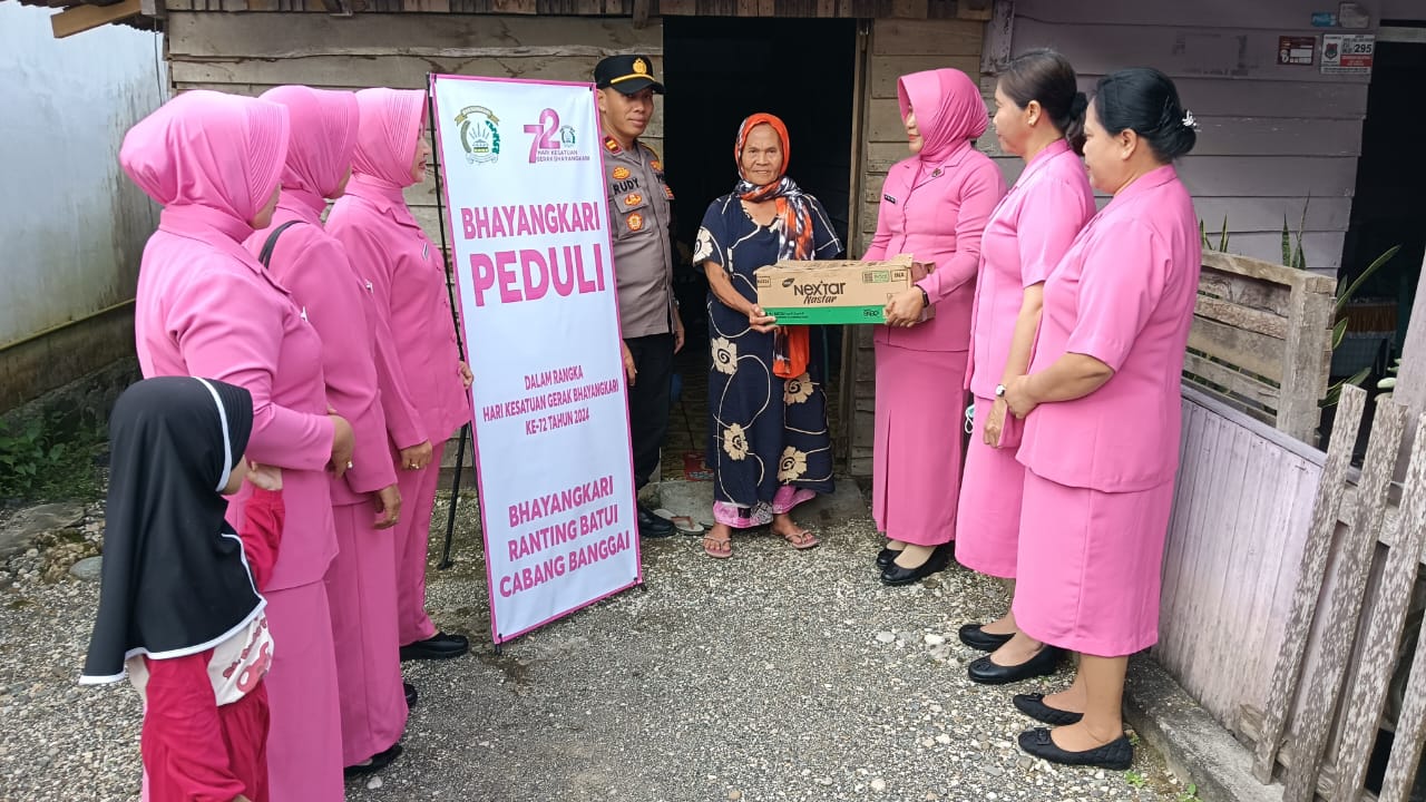 Polsek Batui dan Bhayangkari Salurkan Sembako