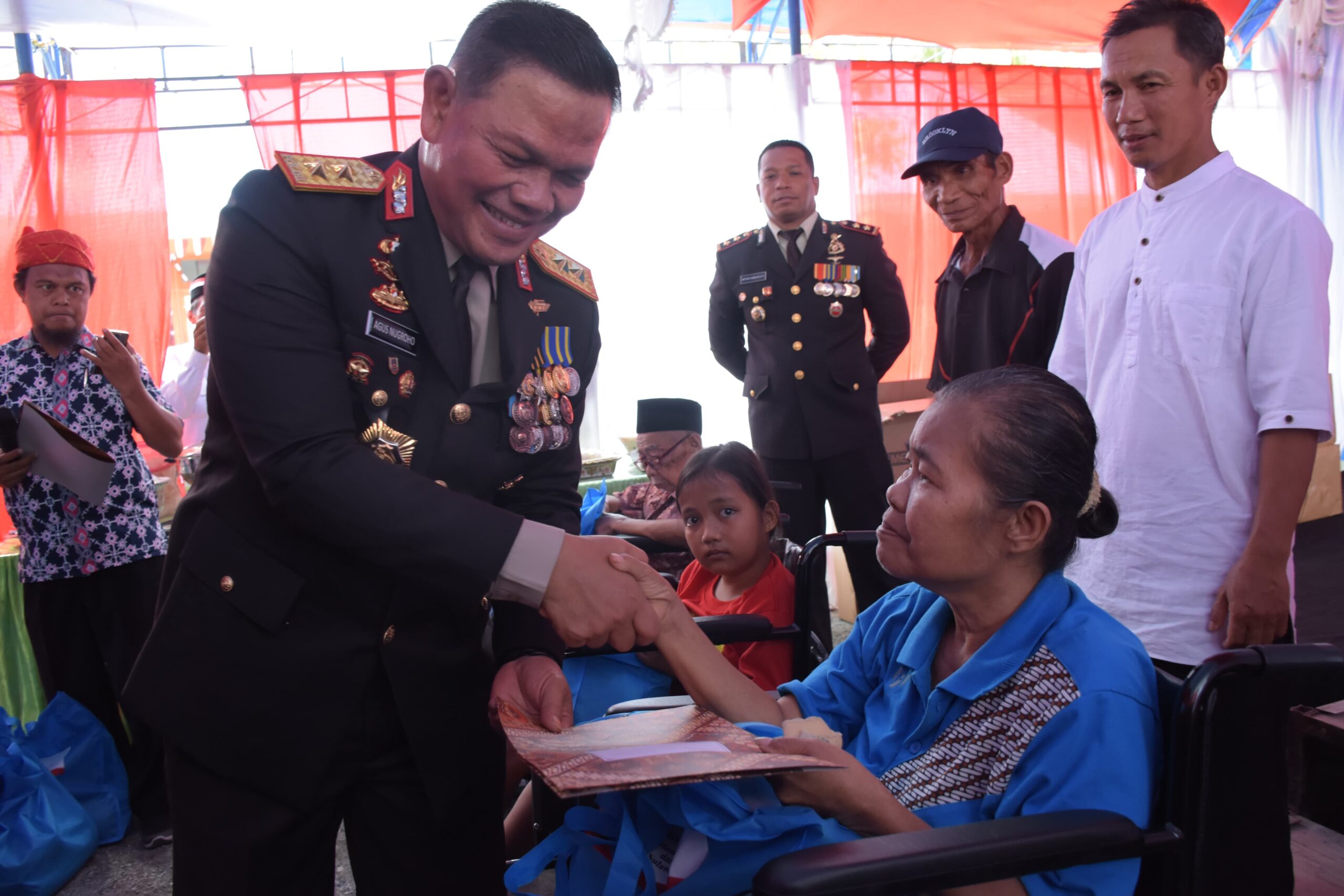 Kapolda Sulteng Serahkan Bantuan ke Eks Napiter dan Masyarakat Poso