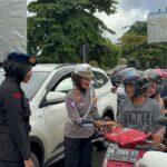 Polwan Polda Sulteng Gelar Aksi Gatur Lalin, Bagikan Bunga hingga Helm Gratis