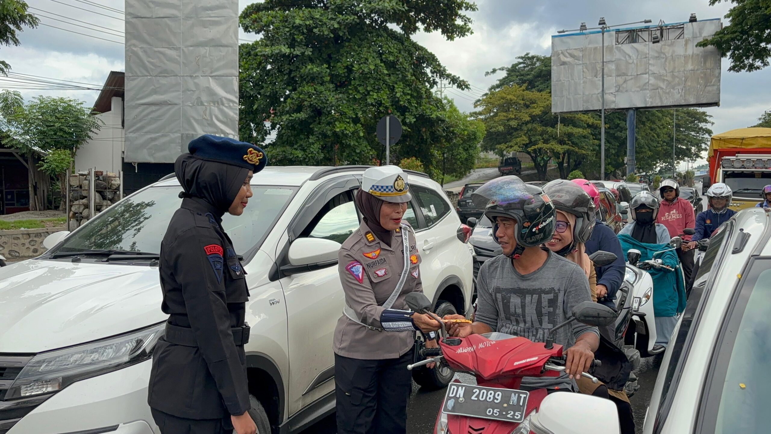 Polwan Polda Sulteng Gelar Aksi Gatur Lalin, Bagikan Bunga hingga Helm Gratis