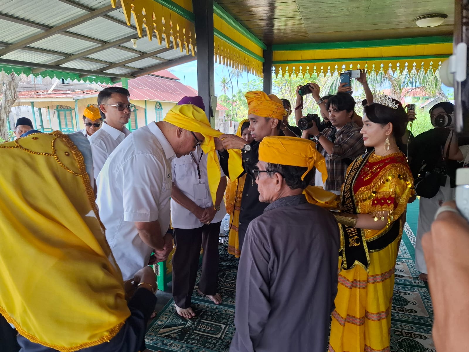 Ahmad Ali Dilepas Secara Adat Kaili dari Souraja Sebelum Daftar ke KPU Sulteng