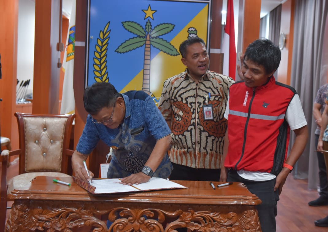 Gubernur Sulteng Teken Berita Acara Serah Terima Bantuan Dana Parpol