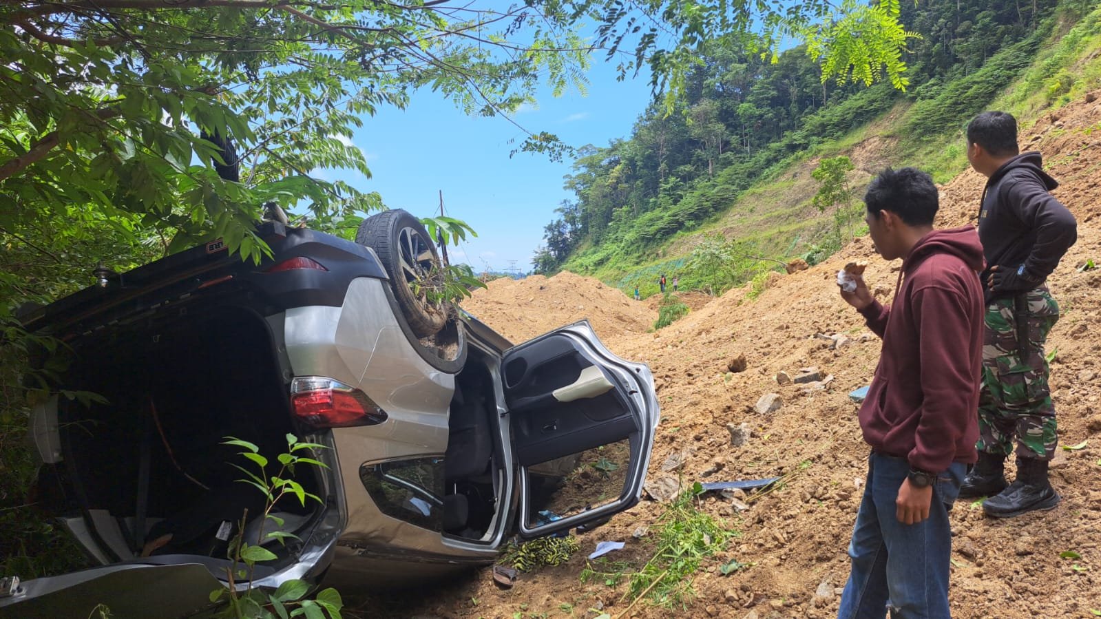 Dua Minibus Tertimbun Longsor di Jalur Kebun Kopi Parimo