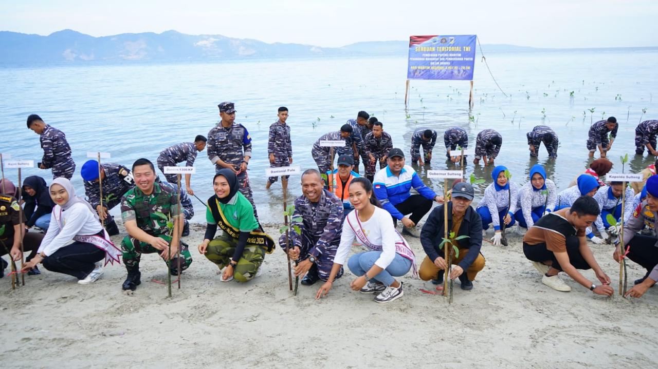 Lanal Palu Tanam 1.500 Bibit Mangrove dan Lakukan Pembersihan Pantai