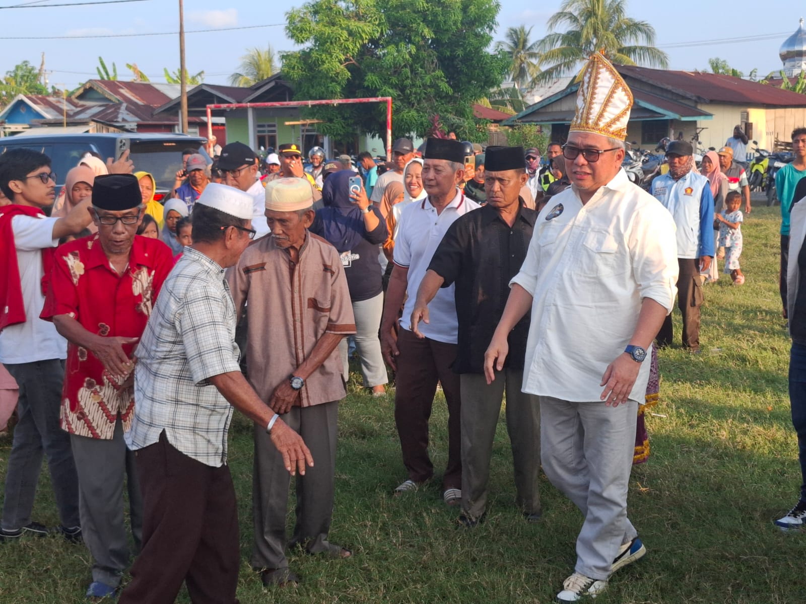 Prabowo Siapkan Makan Gratis, Ahmad Ali Fasilitasi Seragam dan Buku Sekolah